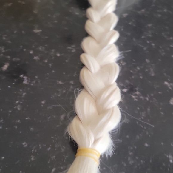 Disney Frozen Elsa wig - Picture 2 of 4